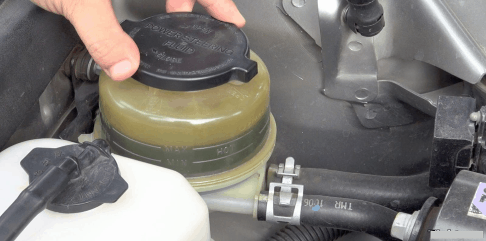 Nên thay dầu trợ lực sau 40000km giúp hệ thống lái hoạt động êm dịu.